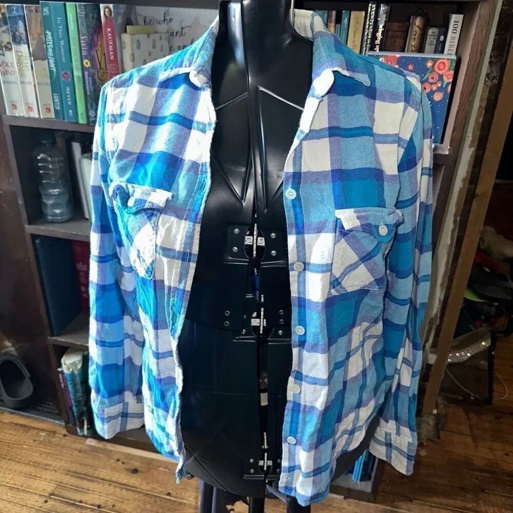 American Eagle M Favorite Fit blue plaid flannel lumberjack shirt